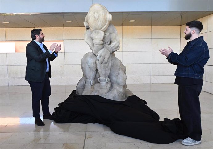 El presidente del Gobierno de la Región de Murcia, Fernando López Miras, en el acto de entrega de la escultura 'Nomad Pensador', donada al Hospital Virgen de la Arrixaca por el artista y tatuador murciano Joaquín Ganga