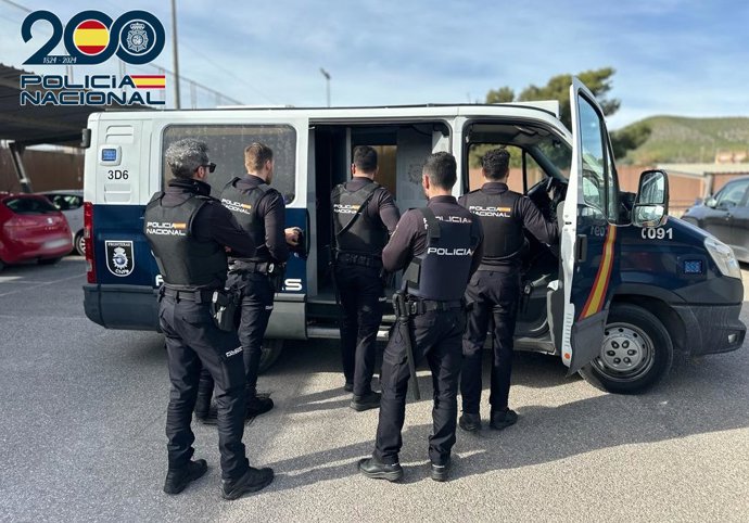 Archivo - Agentes de la Policía Nacional intervienen para evitar enfrentamientos entre vecinos en Son Gotleu (Palma)