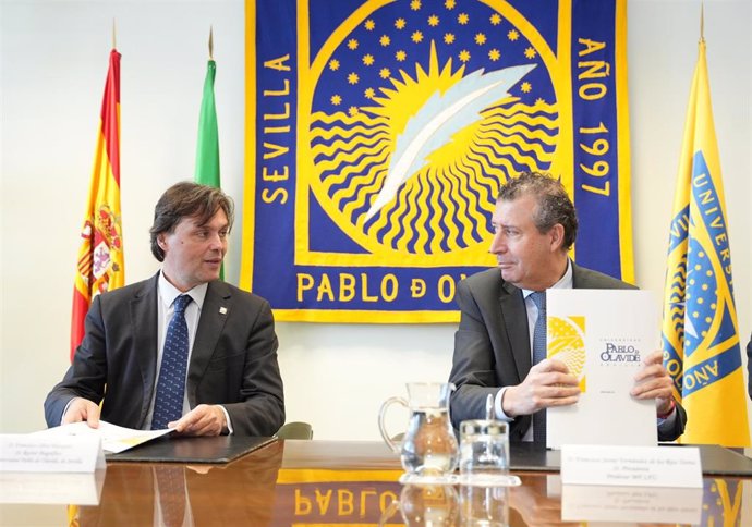 El presidente de la Diputación de Sevilla, Javier Fernández (d), y el rector de la Universidad Pablo de Olavide, Francisco Oliva (i), durante la firma del acuerdo por el que se crea la cátedra 'Prodetur' 