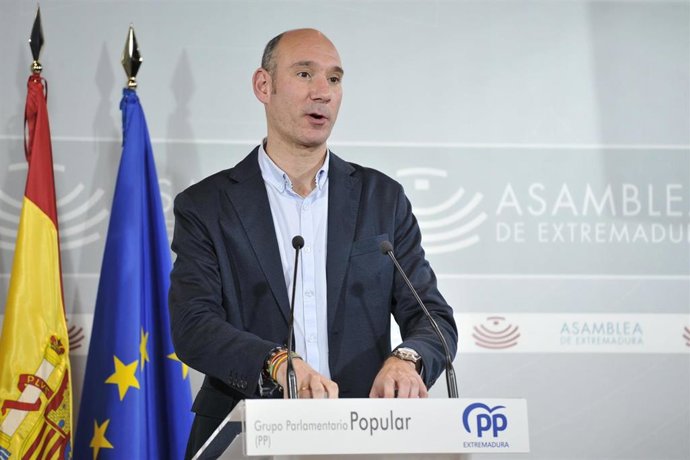 El portavoz del PP, José Ángel Sánchez Juliá, en rueda de prensa.