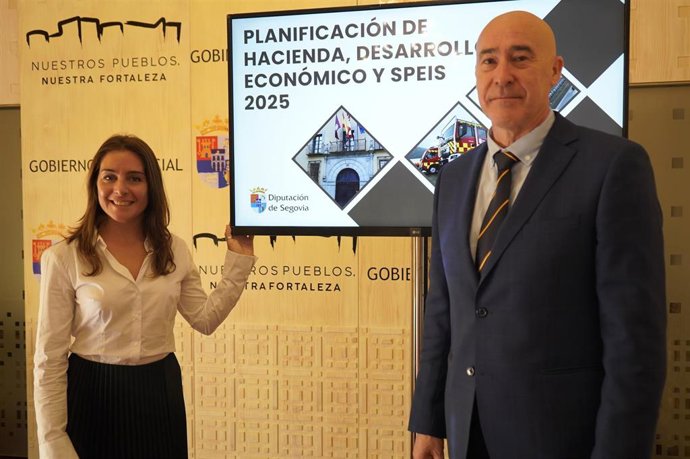 El diputado de hacienda y Desarrollo Económico, Óscar Moral, con la diputada del SPEIS, Elísabet Lázar.