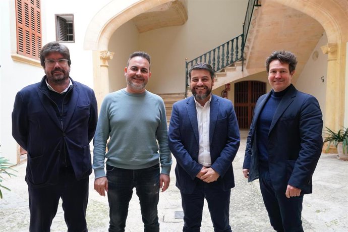 De izquierda a derecha, el coordinador general de Cultura y Turismo, Fernando Gómez de la Cuesta, el director de la Banda Municipal de Música, José Enrique Martínez Esteve, el regidor de Cultura, Javier Bonet, y director general de Música, Rafel Brunet.