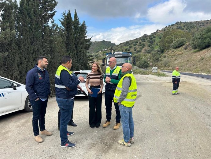 La diputada de Fomento e Infraestructuras, Nieves Atencia, ha visitado este martes las obras que se ejecutan en la mencionada vía junto al alcalde de Cártama, Jorge Gallardo.