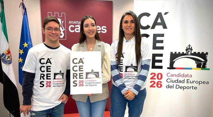 La concejala de Deportes de Cáceres, Noelia Rodríguez, el nadador Guillermo Gracia y la capitana del club de fútbol Cáceres Femenino, Tatiana Fernández
