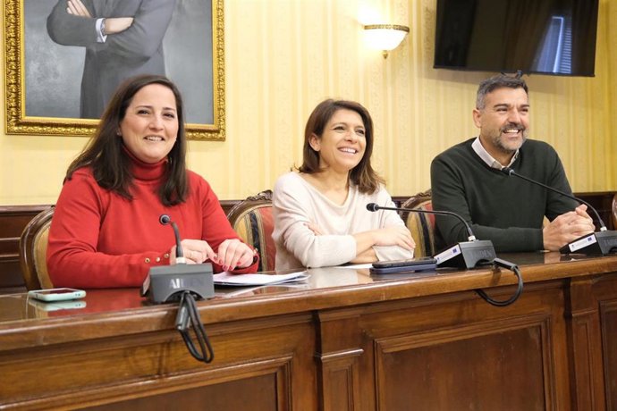 (Desde Izda.) Carmen Granados, Enca Priego Y José Granados, En El Ayuntamiento De Cabra.