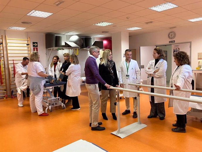 La delegada territorial de Salud y Consumo en la provincia de Cádiz, Eva Pajares, visita la sala de rehabilitación del Hospital de La Janda.