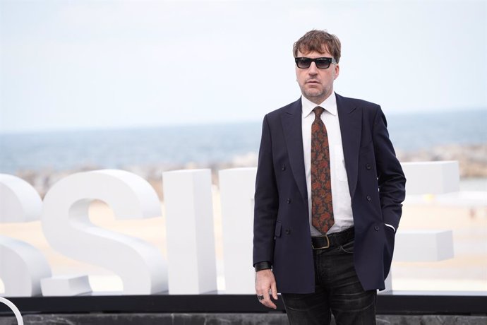 Archivo - El director Albert Serra posa durante el photocall del documental ‘Tardes de soledad’, en el Festival de Cine de San Sebastián, a 23 de septiembre de 2024, en San Sebastián, Guipúzcoa, País Vasco (España). El documental, dirigido por Albert Serr