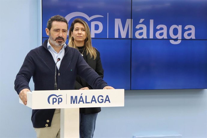 El secretario general del PP de Málaga, José Ramón Carmona, y la presidenta provincial de Nuevas Generaciones, Jéssica Trujillo, en rueda de prensa.