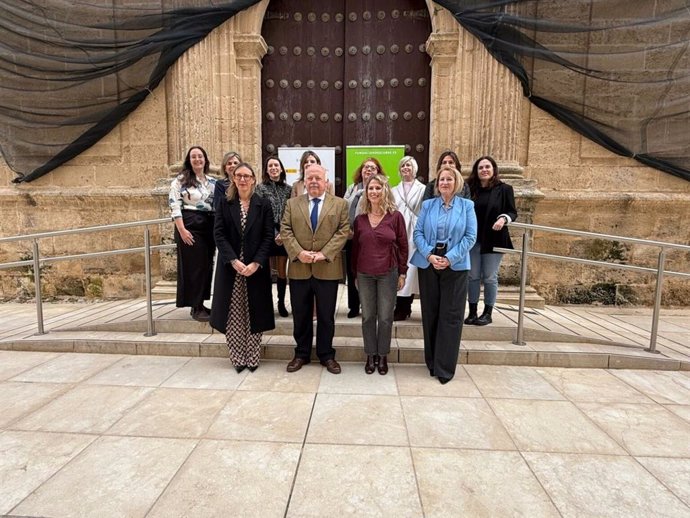 EL presidente del Parlamento, Jesús Aguirre, la viceconsejera de Universidad, Lorena Garrido, y la presidenta de la Fundación Descubre, Teresa Cruz, junto a las investigadoras participantes en la actividad celebrada en el Parlamento de Andalucía.