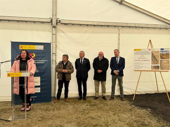 La secretaria de Estado de Agricultura y Alimentación, Begoña García, acompañada por el presidente de la Sociedad Mercantil Estatal de Infraestructuras Agrarias (Seiasa), Francisco Rodríguez Mulero, y el delegado del Gobierno en la Comunidad, Nicanor Sen