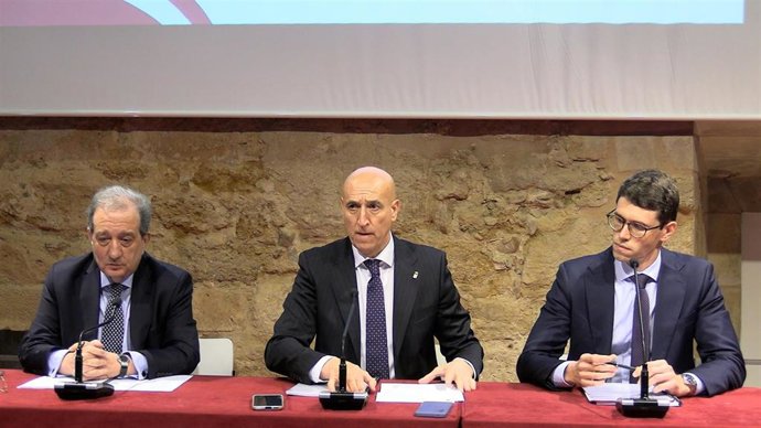 Presentación del informe jurídico para lograr la autonomía de León" // "El alcalde de León durante la presentación del informe jurídico para lograr la autonomía.