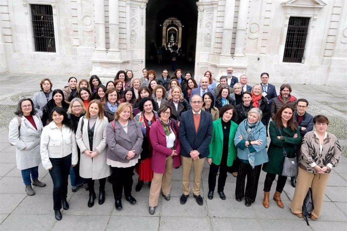 El rector, Miguel Ángel Castro, con las investigadoras que han participado en la campaña.