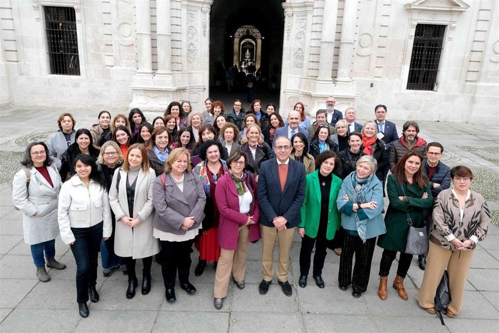 El rector, Miguel Ángel Castro, con las investigadoras que han participado en la campaña.