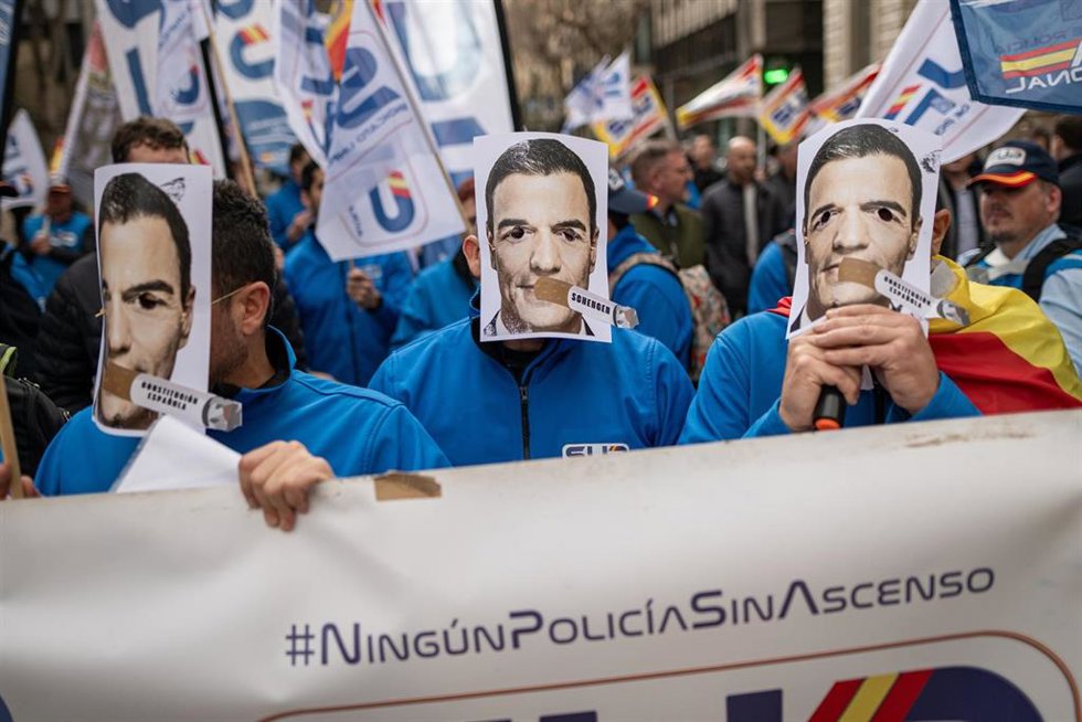 Varias personas durante una concentración, frente a la Delegación del Gobierno de Catalunya, del SUP.
