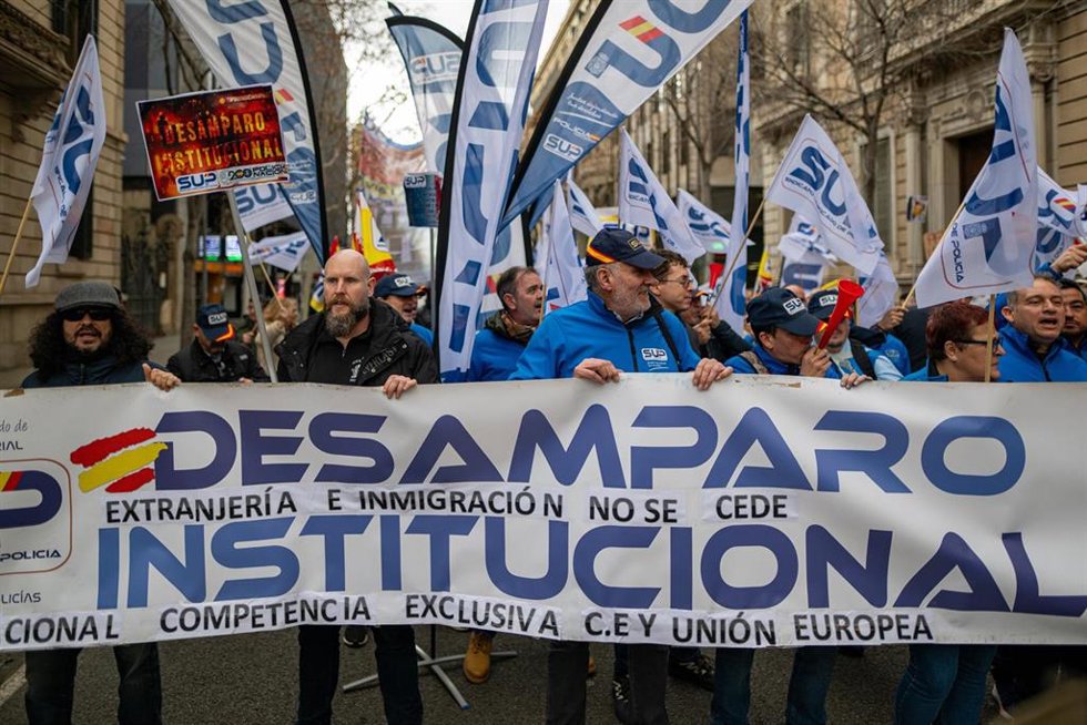 Varias personas durante una concentración, frente a la Delegación del Gobierno de Cataluña, a 11 de febrero de 2025, en Barcelona, Catalunya (España). La concentración, convocada por el Sindicato Unificado de Policía (SUP), protesta contra la transferen