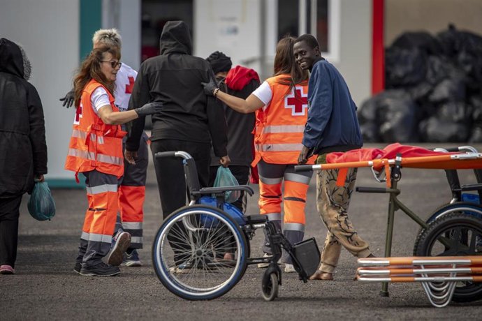 Archivo - Agentes de los Servicios de Emergencias atienden a varios migrantes a su llegada al Puerto de La Restinga