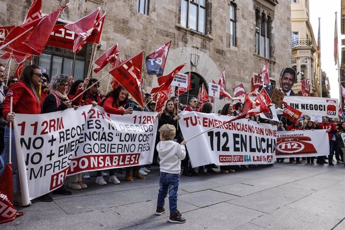 Decenas de trabajadores se concentran por una gestión pública del servicio 112, coincidiendo con el Día Mundial del 112, bajo el lema 'Les emergències no són un negoci'