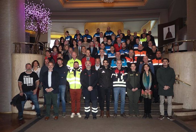 Foto de grupo de las empresas, organizaciones y personas voluntarias que colaboraron con el Ejecutivo foral en la gestión y coordinación de los recursos que se destinaron para ayudar a las localidades afectadas por la Dana en Valencia