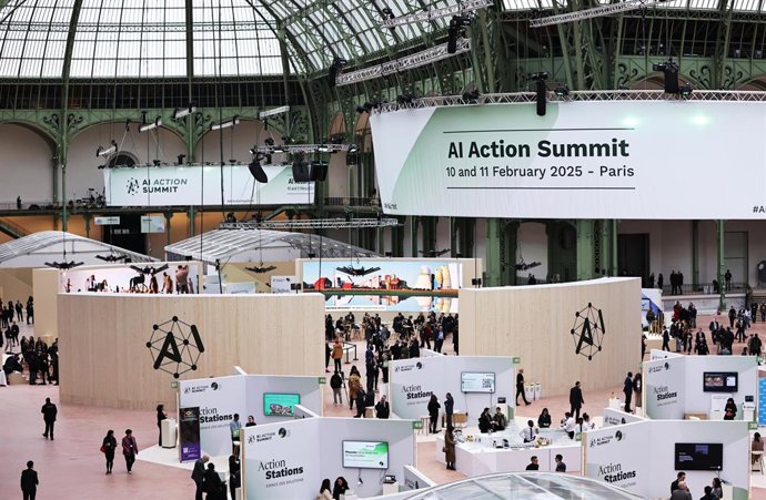 PARIS, 10 de fevereiro de 2025 -- Esta foto tirada em 10 de fevereiro de 2025 mostra o local da Cúpula de Ação de IA realizada no Grand Palais em Paris, França. A cúpula, que acontece nos dias 10 e 11 de fevereiro, concentra-se em cinco temas principais: 