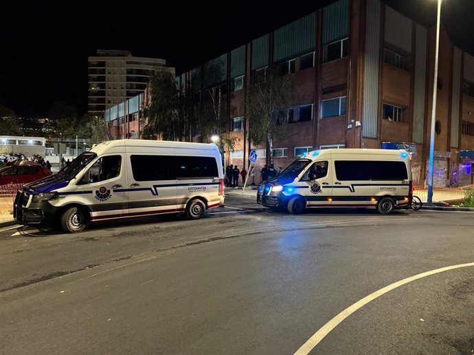 Dispositivo policial junto a una discoteca en Erandio.
