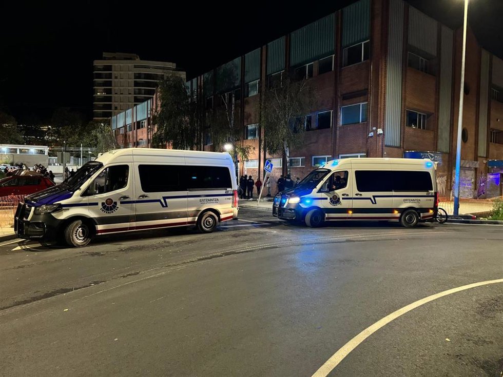 Dispositivo policial junto a una discoteca en Erandio.