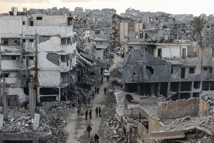 8 de fevereiro de 2025, Cidade de Gaza, Faixa de Gaza, Território Palestino: Palestinos caminham por uma rua entre os escombros de edifícios destruídos em meio a um cessar-fogo entre Israel e o Hamas, na Cidade de Gaza, em 08 de fevereiro de 2025. Israel 