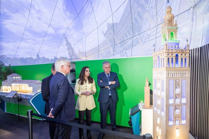 El alcalde de Sevilla asiste a la inauguración del gran espacio de Fundación Unicaja, en el Muelle de las Delicias, por su décimo aniversario.