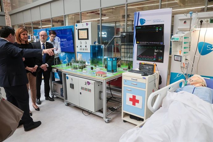 La alcaldesa de València, María José Catalá, visita la nueva sede de S2 Grupo con motivo del Día Internacional  de Internet Seguro.