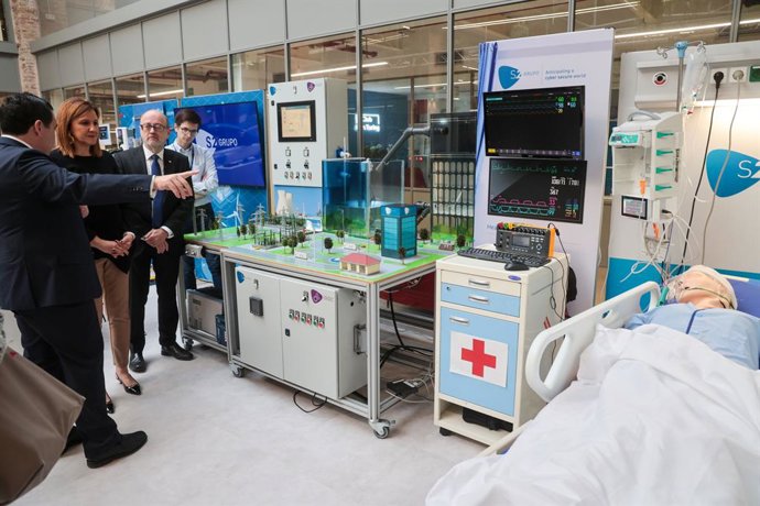 La alcaldesa de València, María José Catalá, visita la nueva sede de S2 Grupo con motivo del Día Internacional  de Internet Seguro.