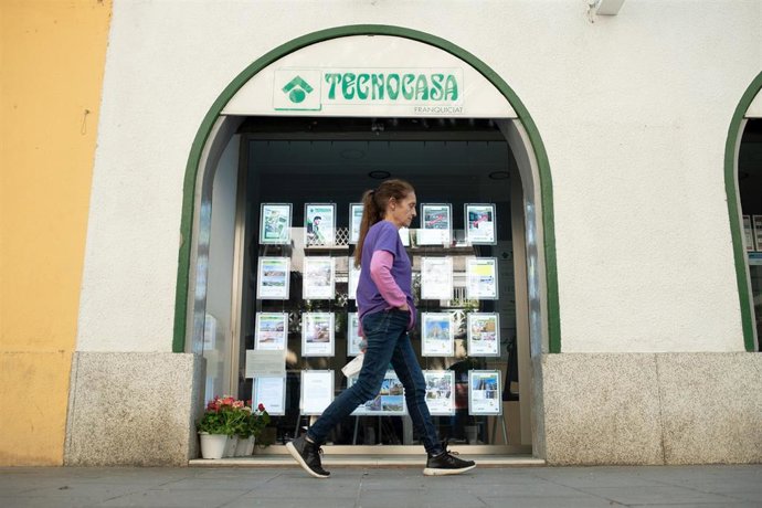 Archivo - Fachada de una inmobiliaria