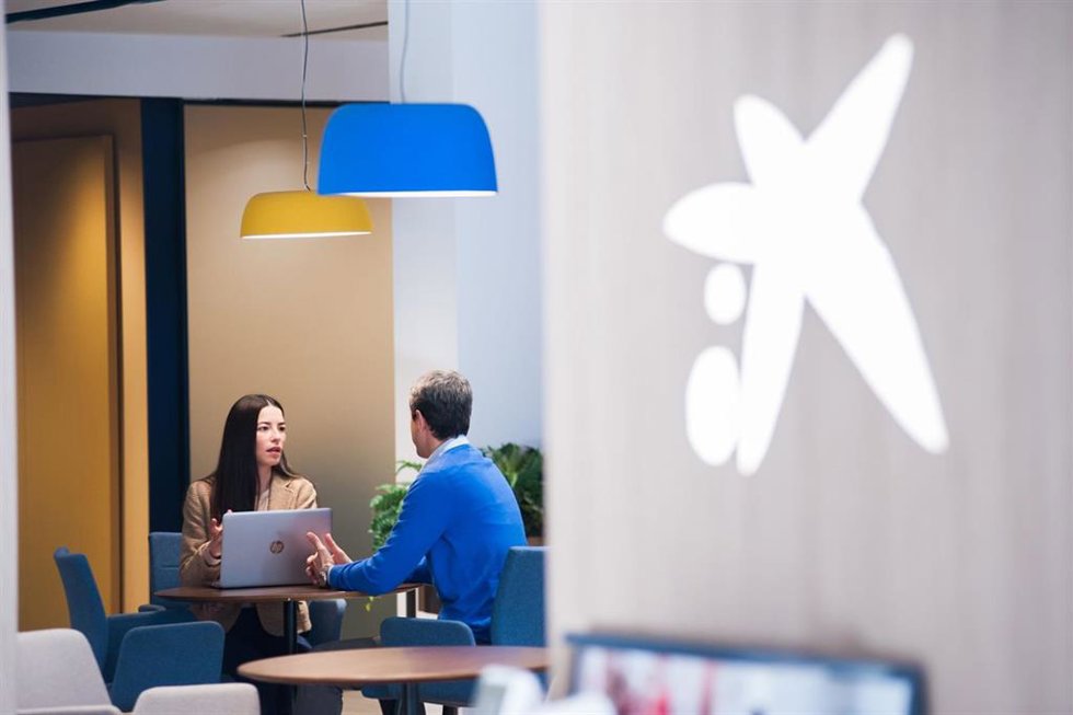 Archivo - CaixaBank concedió en 2024 más de 3.200 millones de euros de financiación a clientes particulares de Andalucía.