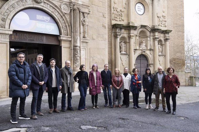 La consejera Esnaola, junto a otras personas participantes en el acto, en la entrada al Museo de Navarra.