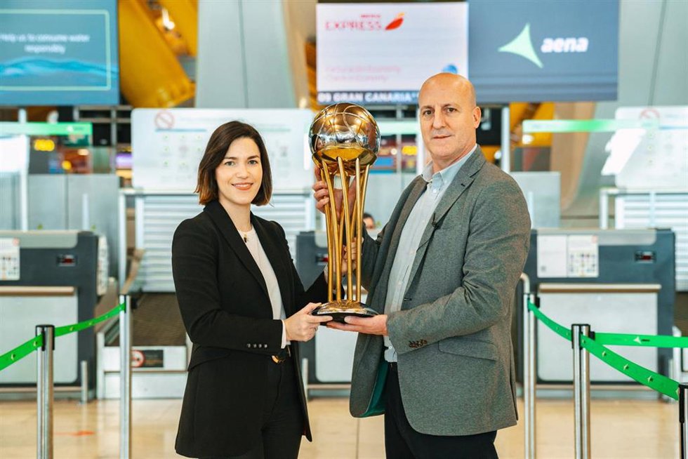 La directora comercial de Iberia Express y el director de marca de la acb en el aeropuerto de Madrid Barajas.