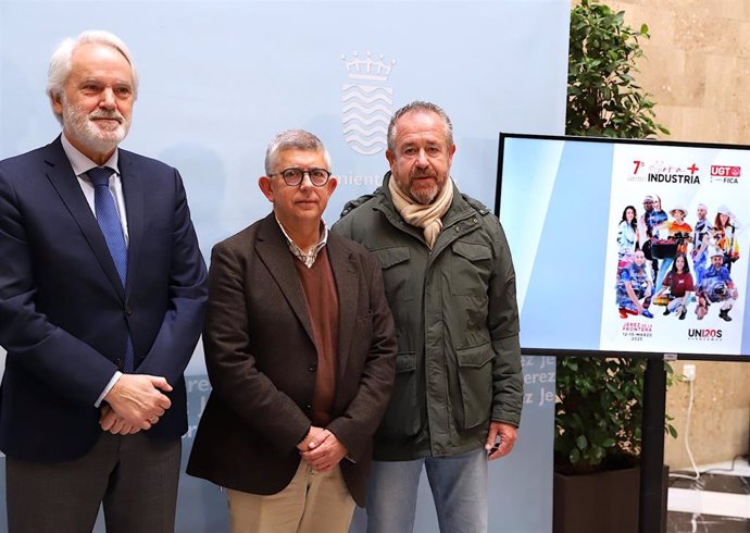 El secretario general de UGT FICA Andalucía, José Manuel Rodríguez Saucedo, el primer teniente de alcaldesa en el Ayuntamiento de Jerez de la Frontera (Cádiz), Agustín Muñoz, y el secretario general de UGT FICA Cádiz, Antonio Montoro.