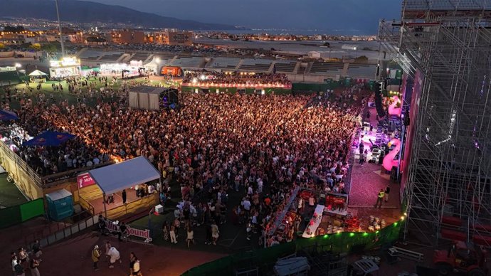 Plano aéreo del público durante un concierto en el Salinas Sound Festival 2024.