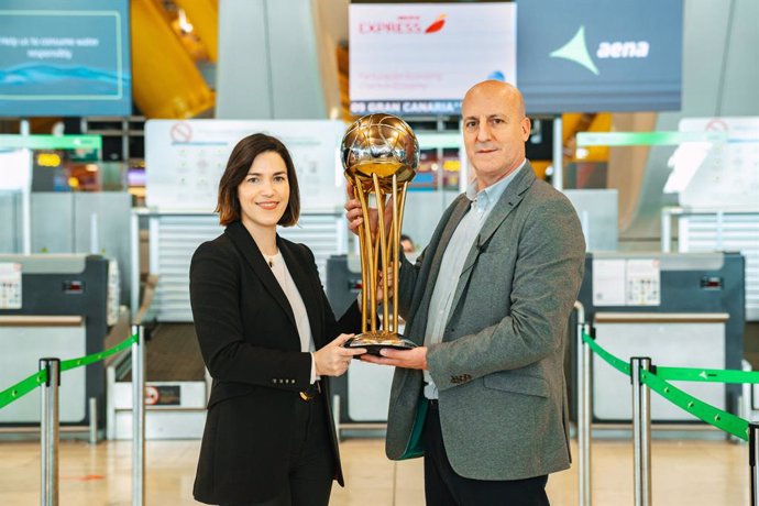 La directora comercial de Iberia Express y el director de marca de la acb en el aeropuerto de Madrid Barajas.