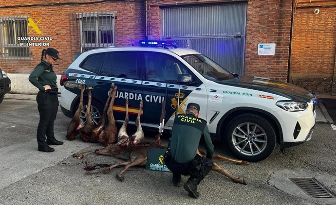 Los agentes de la Guardia Civil con las piezas de caza incautadas a los cazadores furtivos.