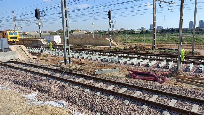Imatge de treballs per a recuperar vies a l'estació de València Sud, de la xarxa de Metrovalencia, després de quedar arrasada per la dana del passat 29 d'octubre.
