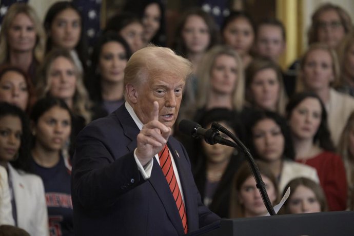 05 de fevereiro de 2025, EUA, Washington: O presidente dos EUA, Donald Trump, fala antes de assinar uma ordem executiva que visa excluir atletas transgêneros da participação em esportes femininos, na Sala Leste da Casa Branca. Foto: Lenin Nolly/SOPA Image