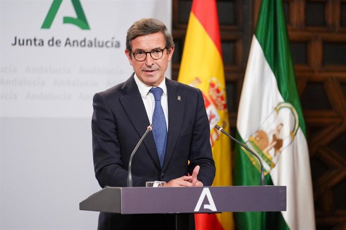 El consejero de Política Industrial y Energía Jorge Paradela Gutiérrez durante la rueda de prensa posterior al Consejo de Gobierno. A 11 de febrero de 2025, en Sevilla (Andalucía, España). El Consejo de Gobierno de la Junta de Andalucía se reúne en el Pal