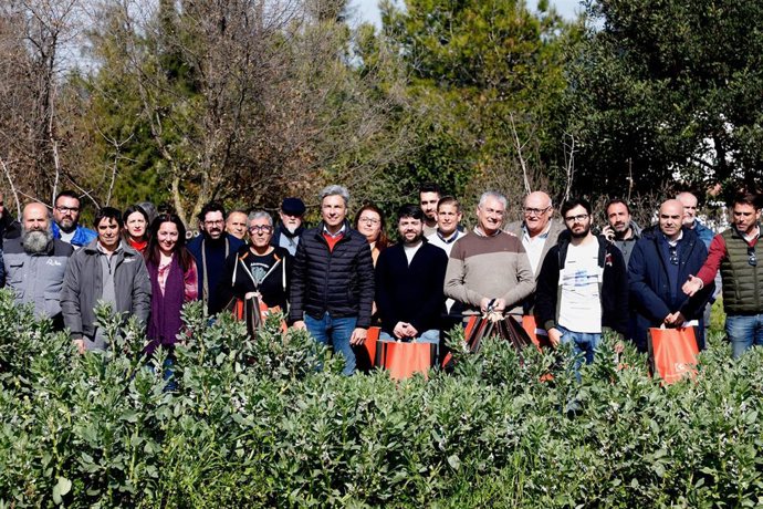 Andrés Lorite en la foto de familia en la entrega de semillas locales a ayuntamientos y agricultores de la prrovincia.