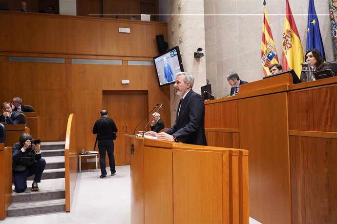 El presidente del Gobierno de Aragón, Jorge Azcón, en la tribuna de las Cortes.