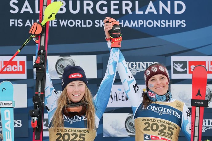 Breezy Johnson y Mikaela Shiffrin celebran su oro en la prueba combinada por equipos de los Mundiales de Esquí Alpino de 2025