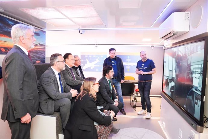 El consejero de Universidad, Investigación e Innovación, José Carlos Gómez Villamandos (3i), durante a la visita al 'Aula Newton Cartuja'.