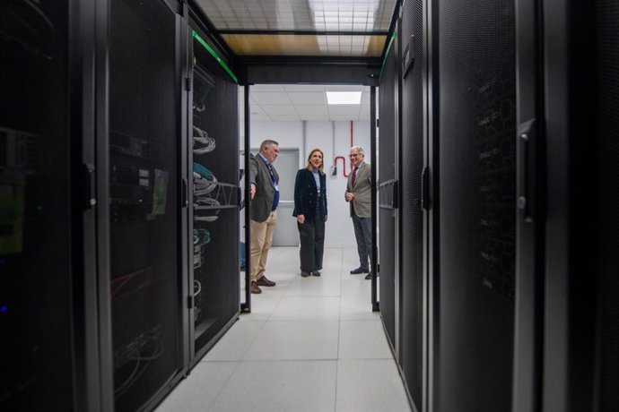 La presidenta de la Diputación de Cádiz, Almudena Martínez, en una visita al nuevo Centro de Proceso de Datos (CPD).