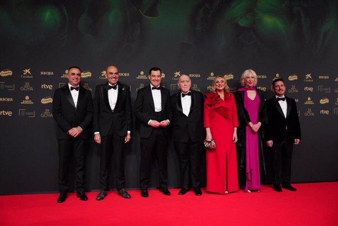 Imagen del presidente de la Junta de Andalucía, Juanma Moreno, en la alfombra roja de la Gala de los Goya en Granada. (Foto de archivo).