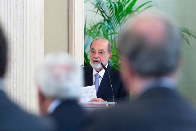 Archivo - Arquivo - O presidente do Grupo Carso, Carlos Slim Helú, discursa após a entrega do IX Prêmio Enrique V. Iglesias pelo desenvolvimento do Espaço Empresarial Ibero-Americano, no Palácio da Zarzuela, em 25 de outubro de 2023, em Madri (Espanha). S