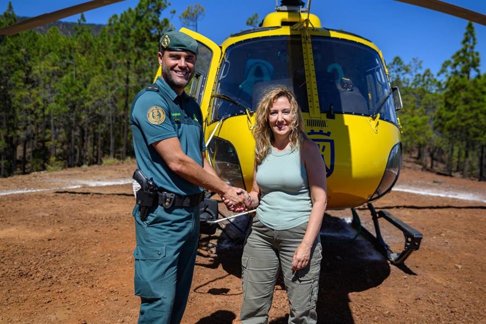 Archivo - La presidenta del Cabildo de Tenerife, Rosa Dávila, con un agente de la Guardia Civil en una zona forestal