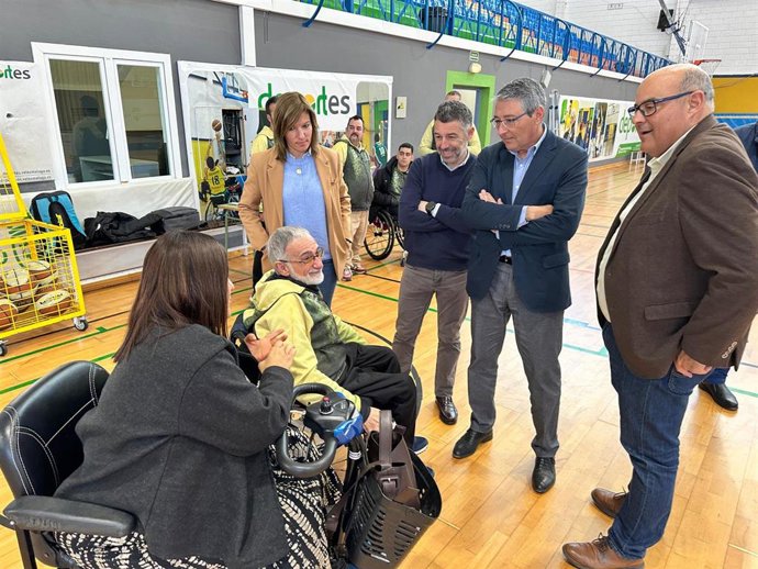 El presidente de la Diputación, Francisco Salado, que ha visitado al equipo durante sus entrenamientos en compañía de alcalde de Vélez-Málaga, Jesús Lupiáñez, y de la presidenta del club, Cristina Quintero.