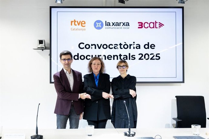 La Xarxa, 3Cat y RTVE unen esfuerzos para promover documentales en catalán, con José Pablo López (RTVE), Núria de José (La Xarxa) y Rosa Romà (3Cat)